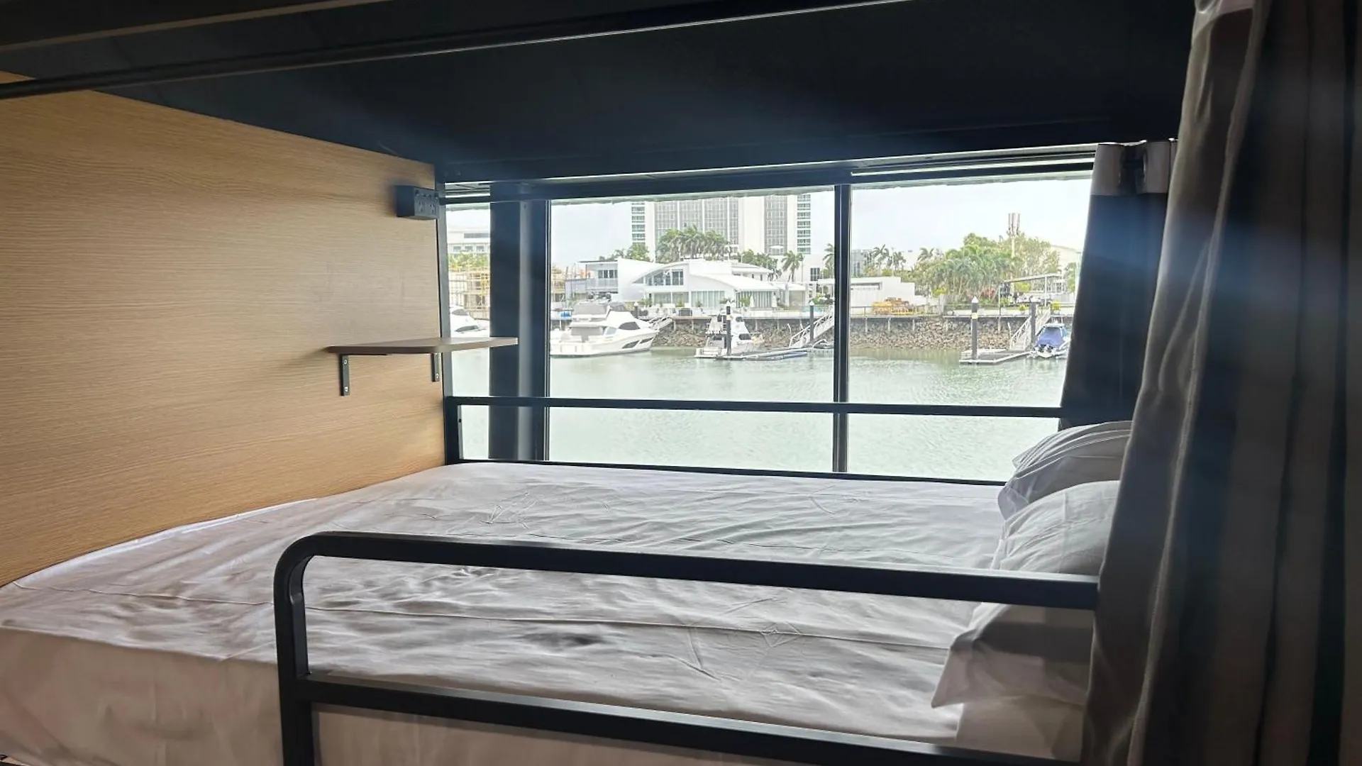 The Pier Pods On The Water- 50M From Townsville Bus Terminal And Ferry Terminal- Passport Id Requried Australia