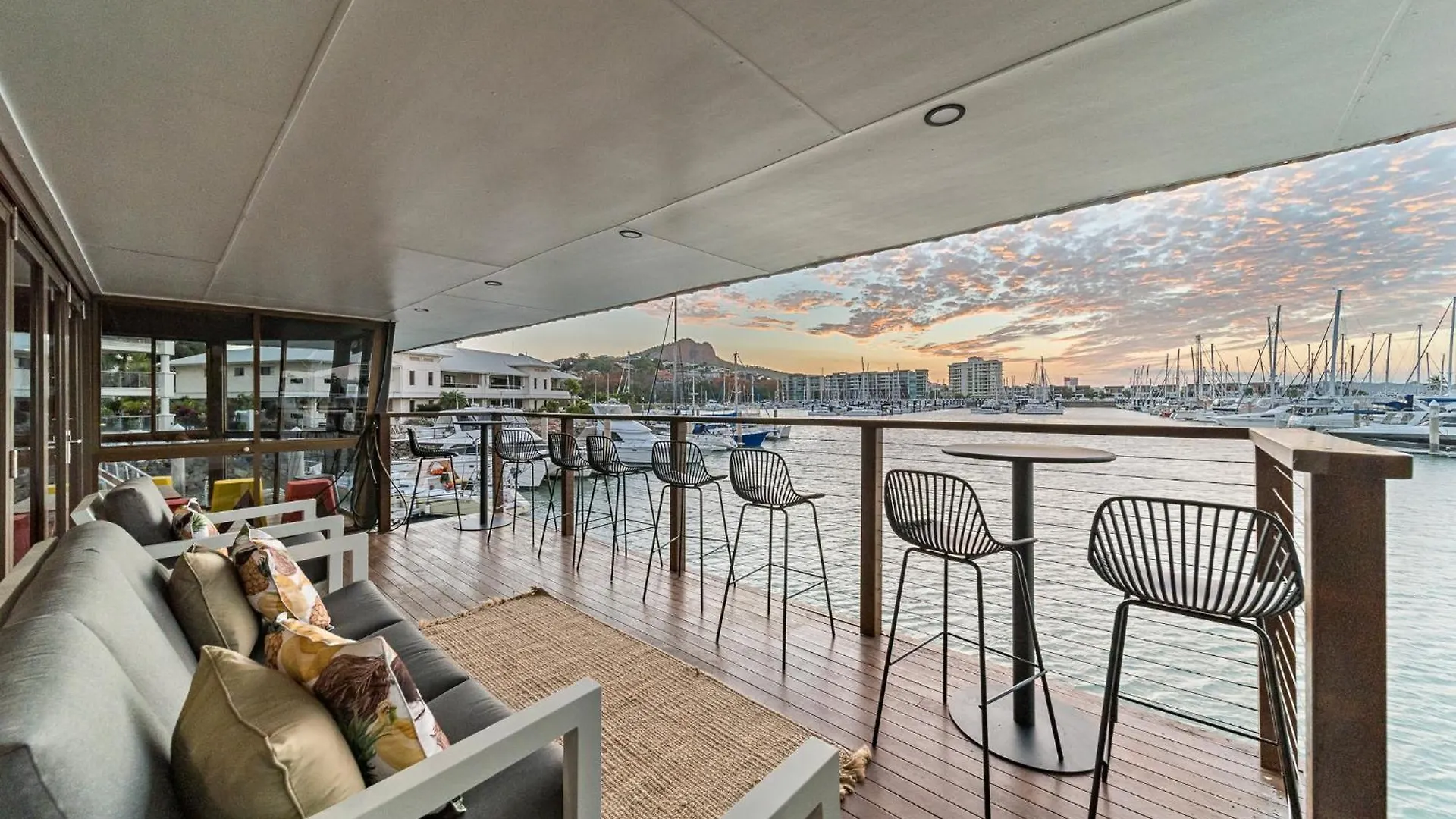 The Pier Pods On The Water- 50M From Townsville Bus Terminal And Ferry Terminal- Passport Id Requried Capsule hotel
