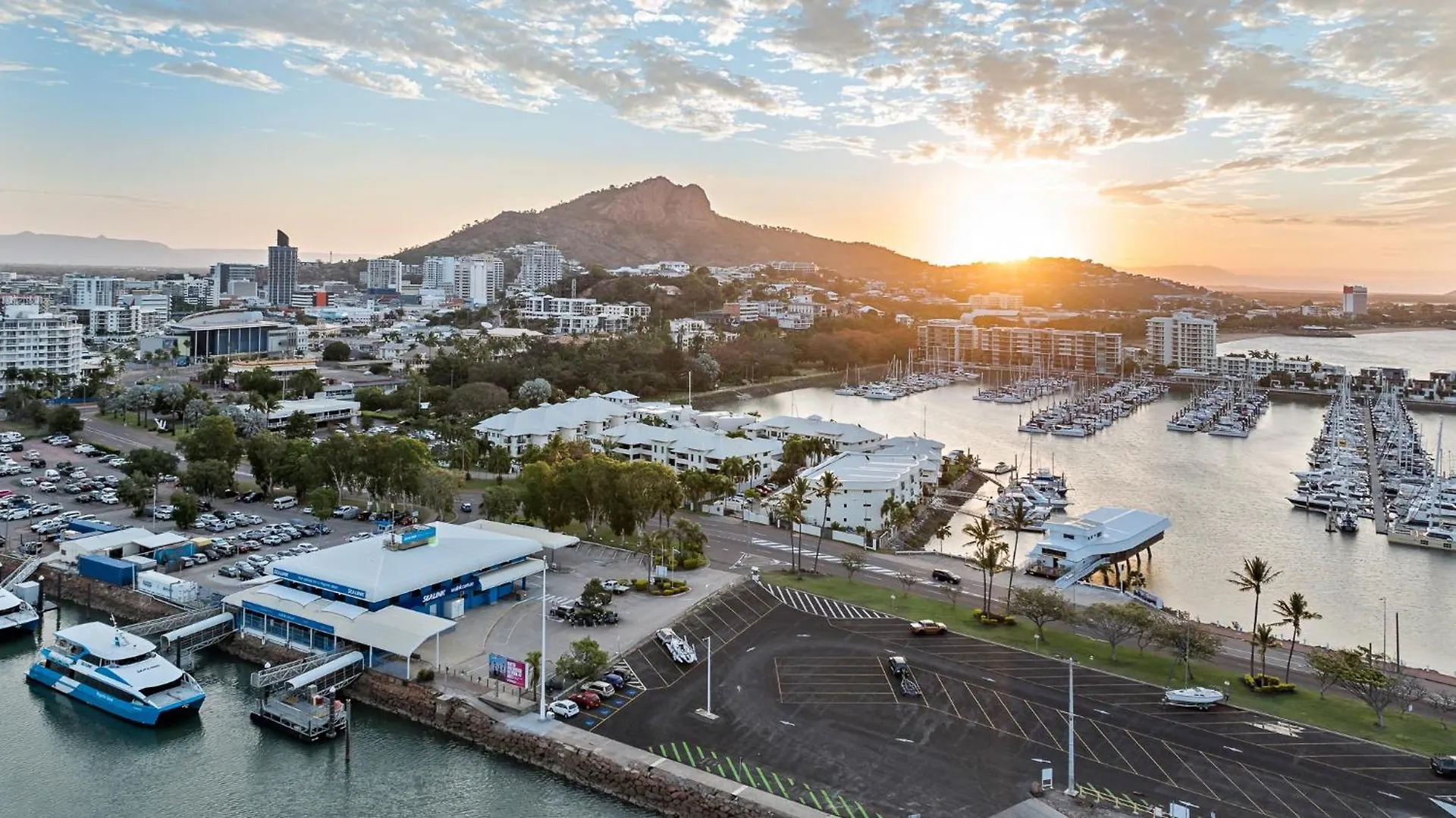 The Pier Pods On The Water- 50M From Townsville Bus Terminal And Ferry Terminal- Passport Id Requried Capsule hotel