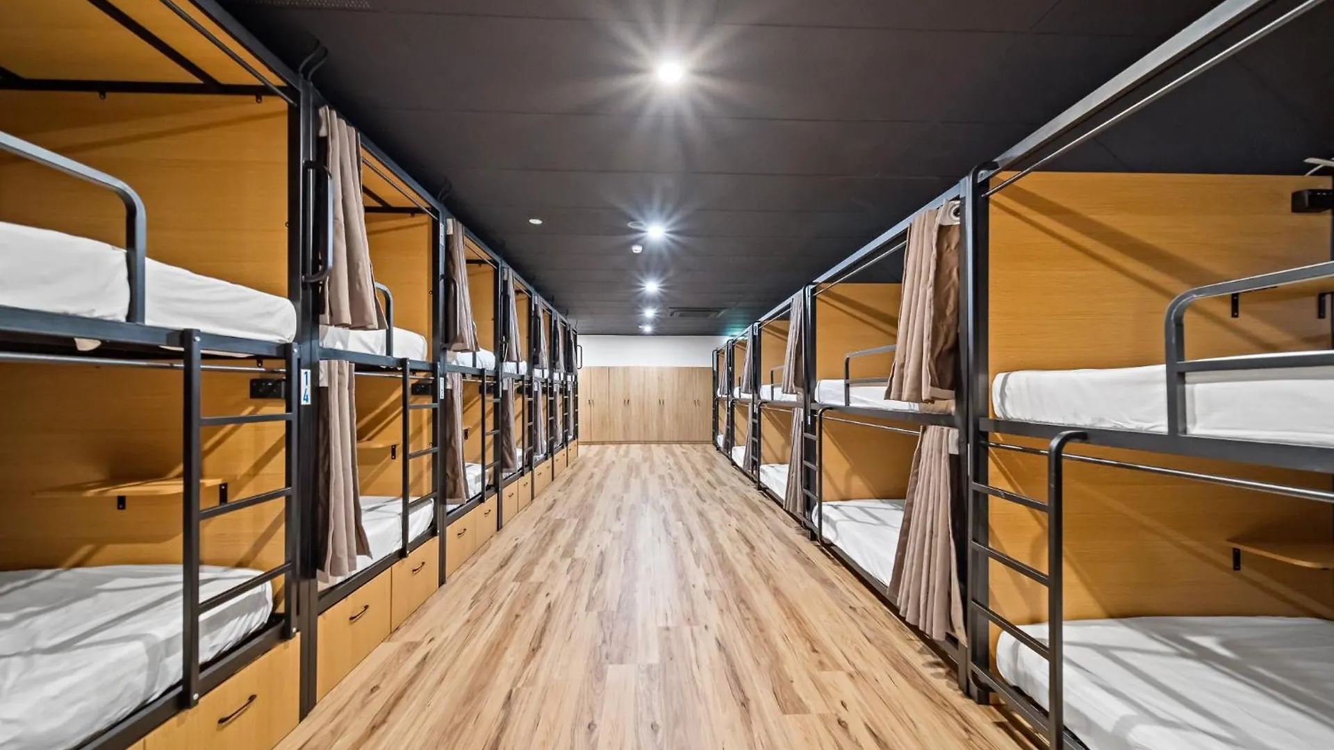 The Pier Pods On The Water- 50M From Townsville Bus Terminal And Ferry Terminal- Passport Id Requried 0*,  Australia