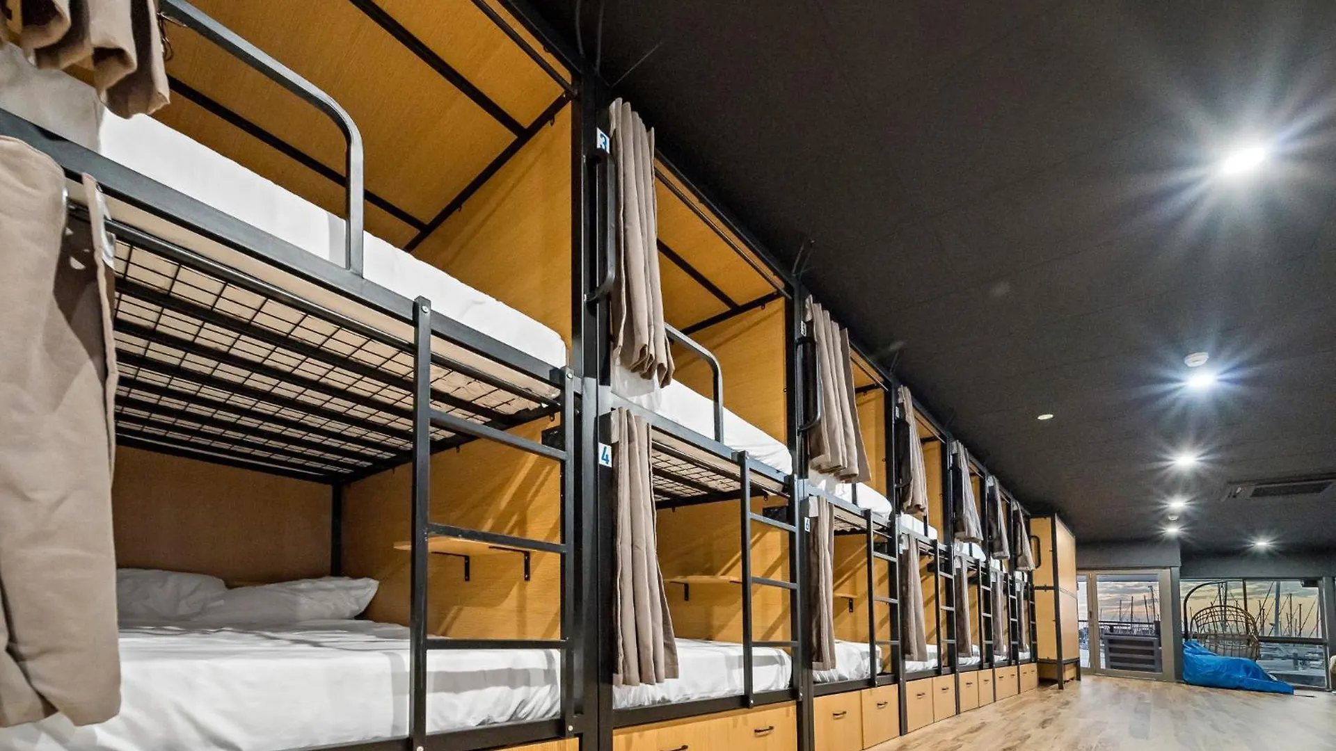 The Pier Pods On The Water- 50M From Townsville Bus Terminal And Ferry Terminal- Passport Id Requried Capsule hotel