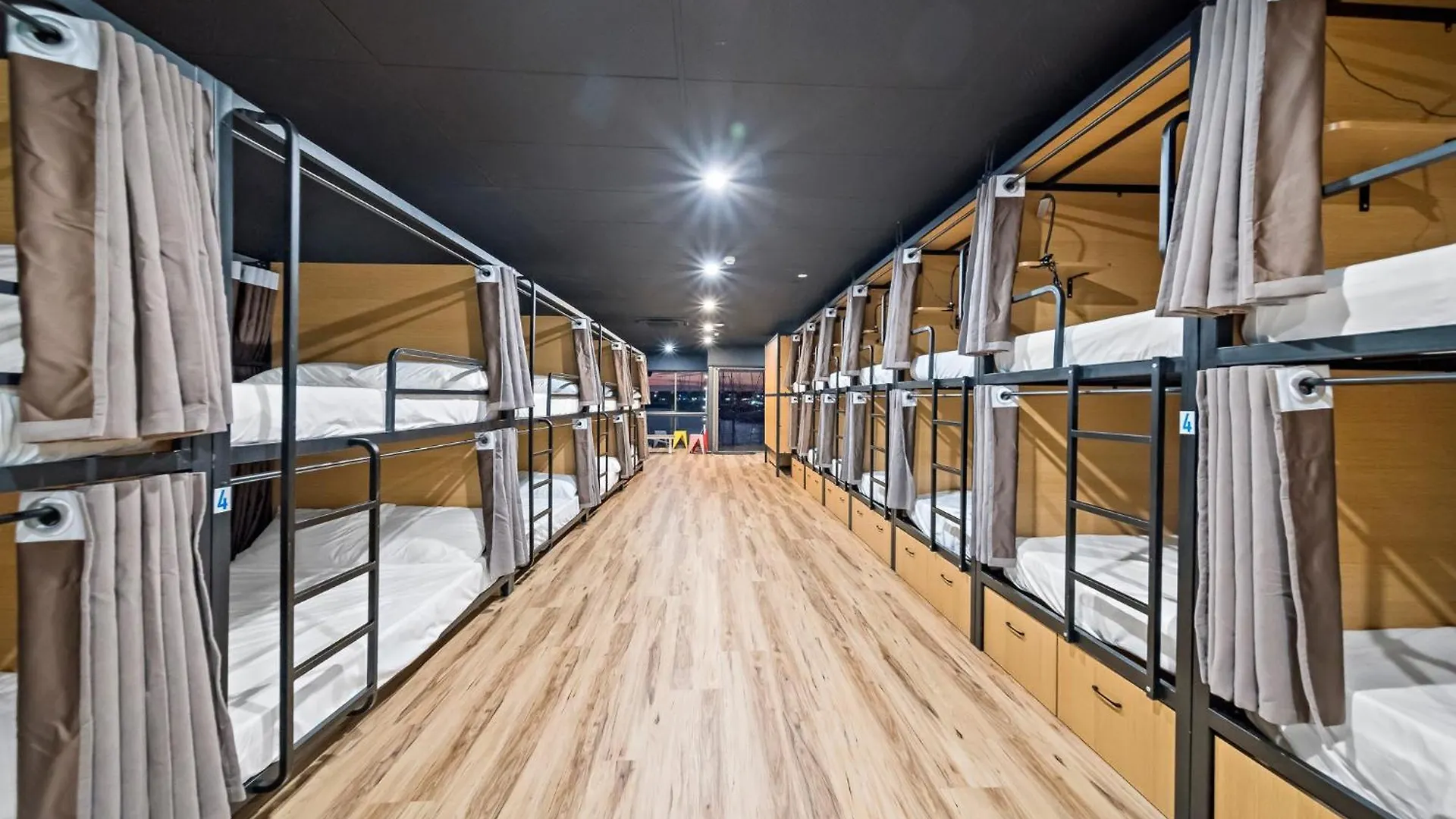 The Pier Pods On The Water- 50M From Townsville Bus Terminal And Ferry Terminal- Passport Id Requried 0*,  Australia