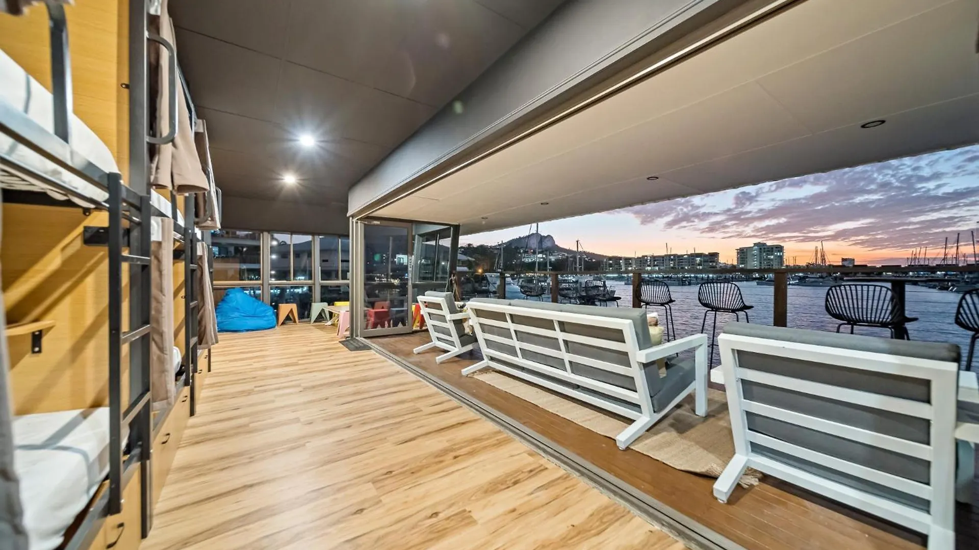 The Pier Pods On The Water- 50M From Townsville Bus Terminal And Ferry Terminal- Passport Id Requried