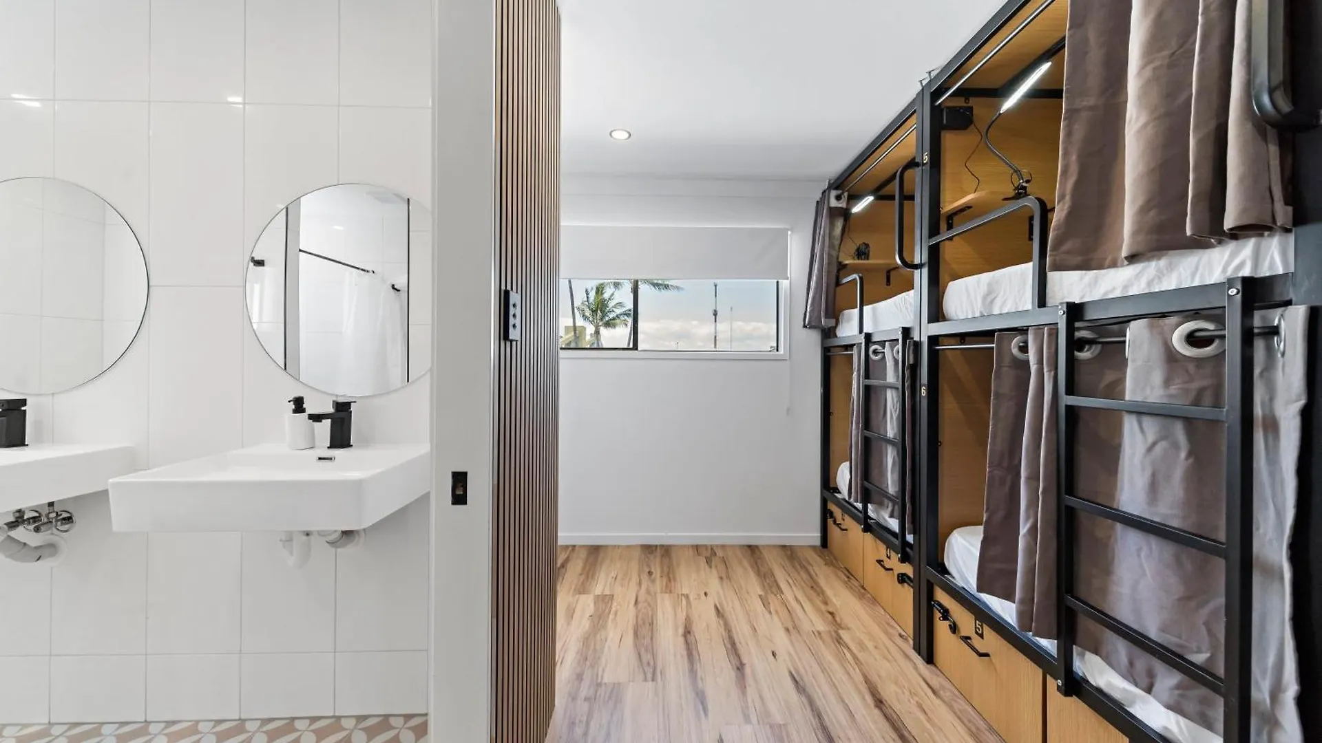 Capsule hotel The Pier Pods On The Water- 50M From Townsville Bus Terminal And Ferry Terminal- Passport Id Requried